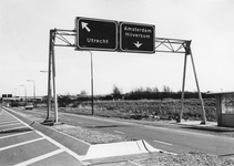 839786 Afbeelding van een wegwijzer boven de Provincialeweg tussen Vinkeveen en Loenersloot bij Loenersloot, bij de ...